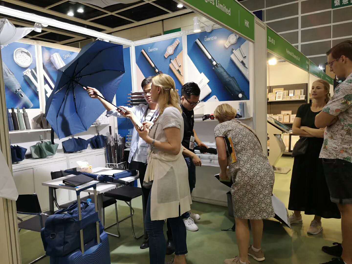 尚語傘業同事在香港展跟客戶溝通
